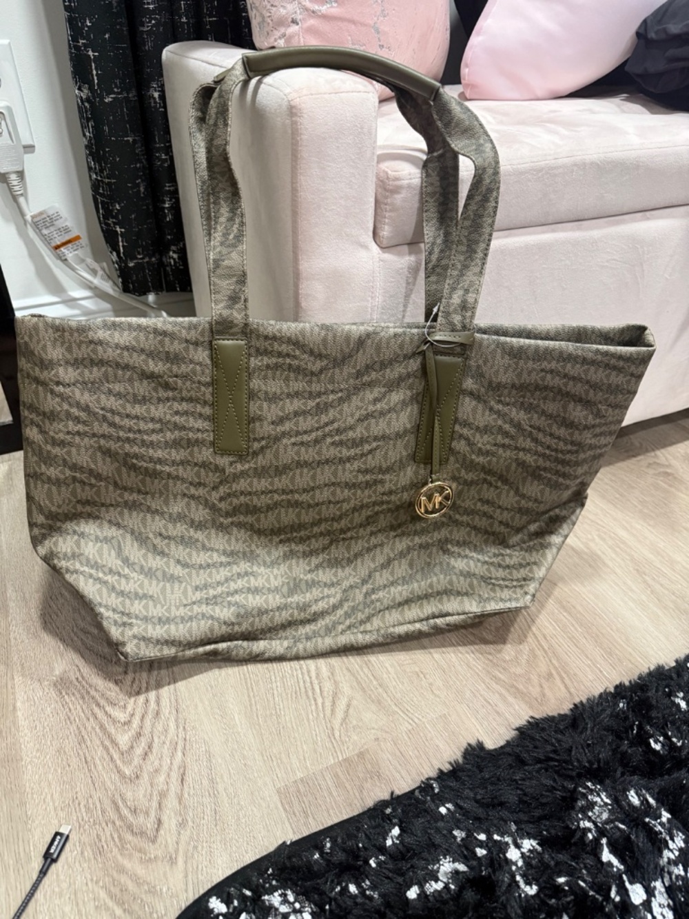 NWT 100% Authentic Michael Kors “The Michael Bag” XL tote - Picture 6 of 8